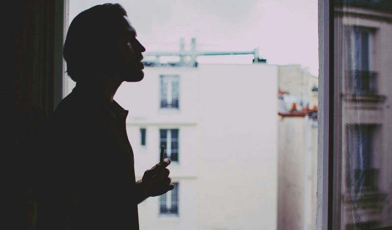 ODEUR DE CANNABIS EN APPARTEMENT : SOLUTIONS SCIENTIFIQUES, ÉTIQUETTE ET ALTERNATIVES CBD POUR ÊTRE UN VOISIN EXEMPLAIRE