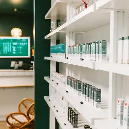 Rayonnages de la boutique d’Asnières