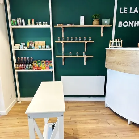Comptoir et étagères de la boutique de Bry-sur-Marne