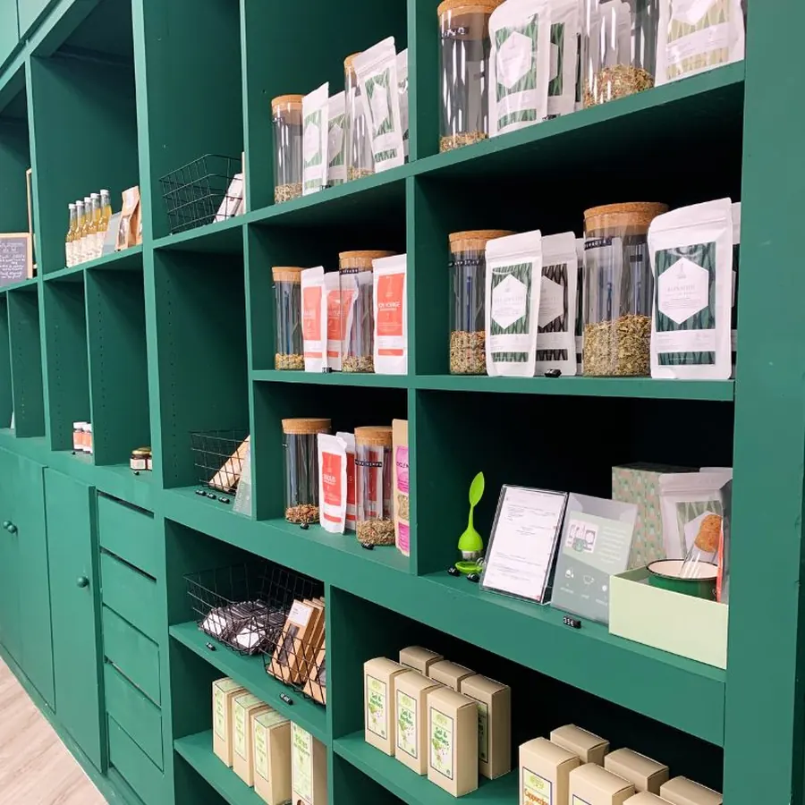 Étagères de la boutique Le Lab du Bonheur à Nantes