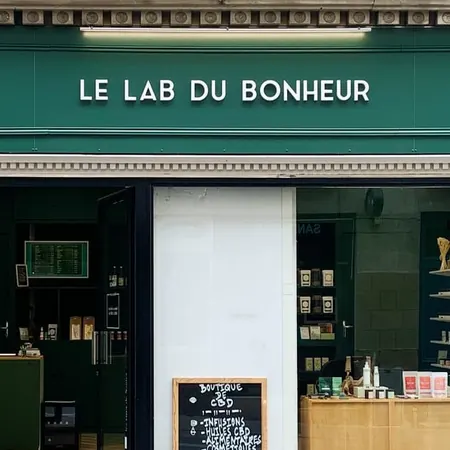 Enseigne et vitrine de la boutique, 10 rue Jean-Jacques Rousseau
