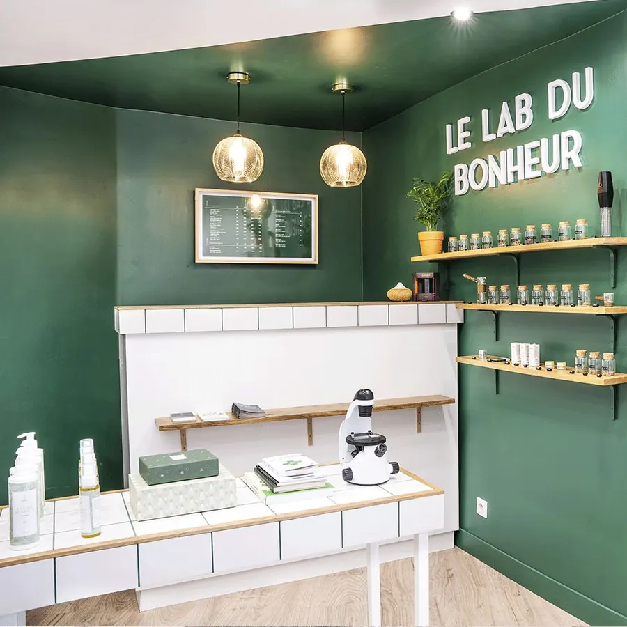 Intérieur de la boutique Le Lab du Bonheur à Odéon